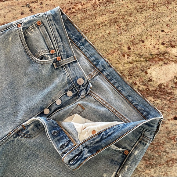 Levi's 501 Button Fly Medium Wash 100% Cotton Perfectly Broken In & Distressed!! - Picture 3 of 16